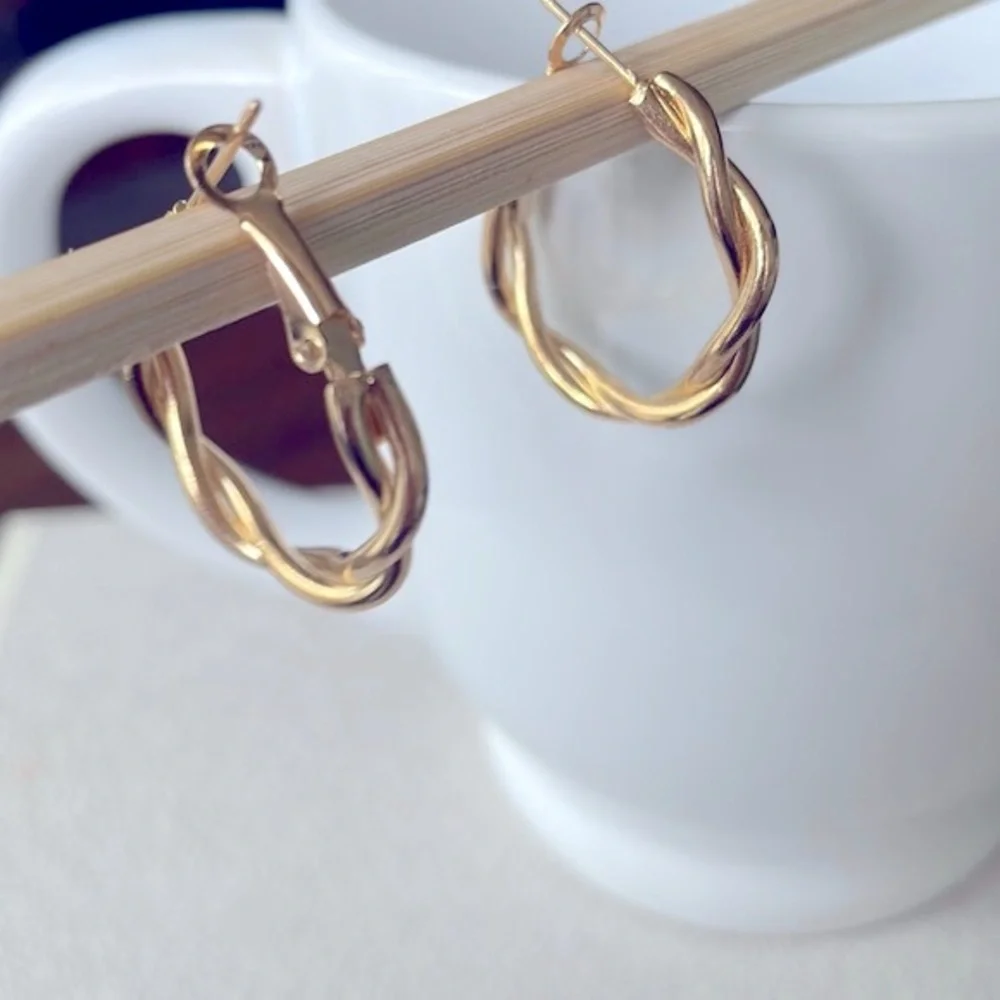 Small Twisted gold hoop earrings